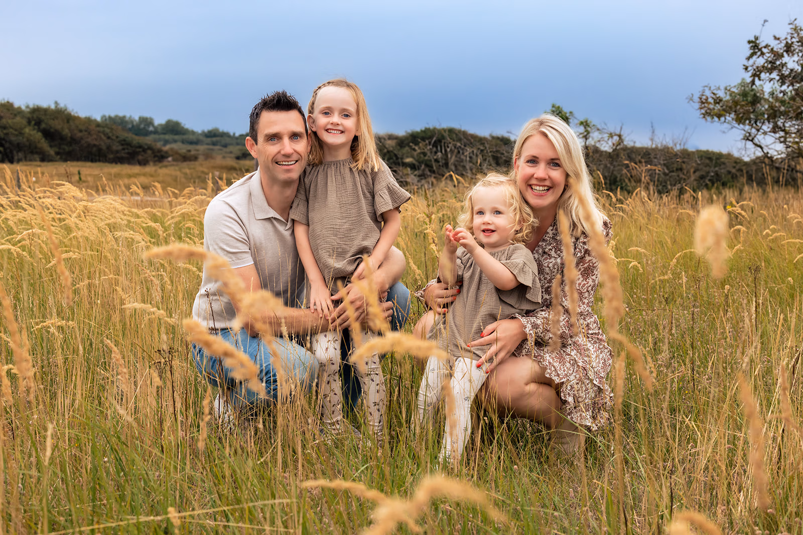Gezin in een grasveld buiten, portretfotograaf Westland