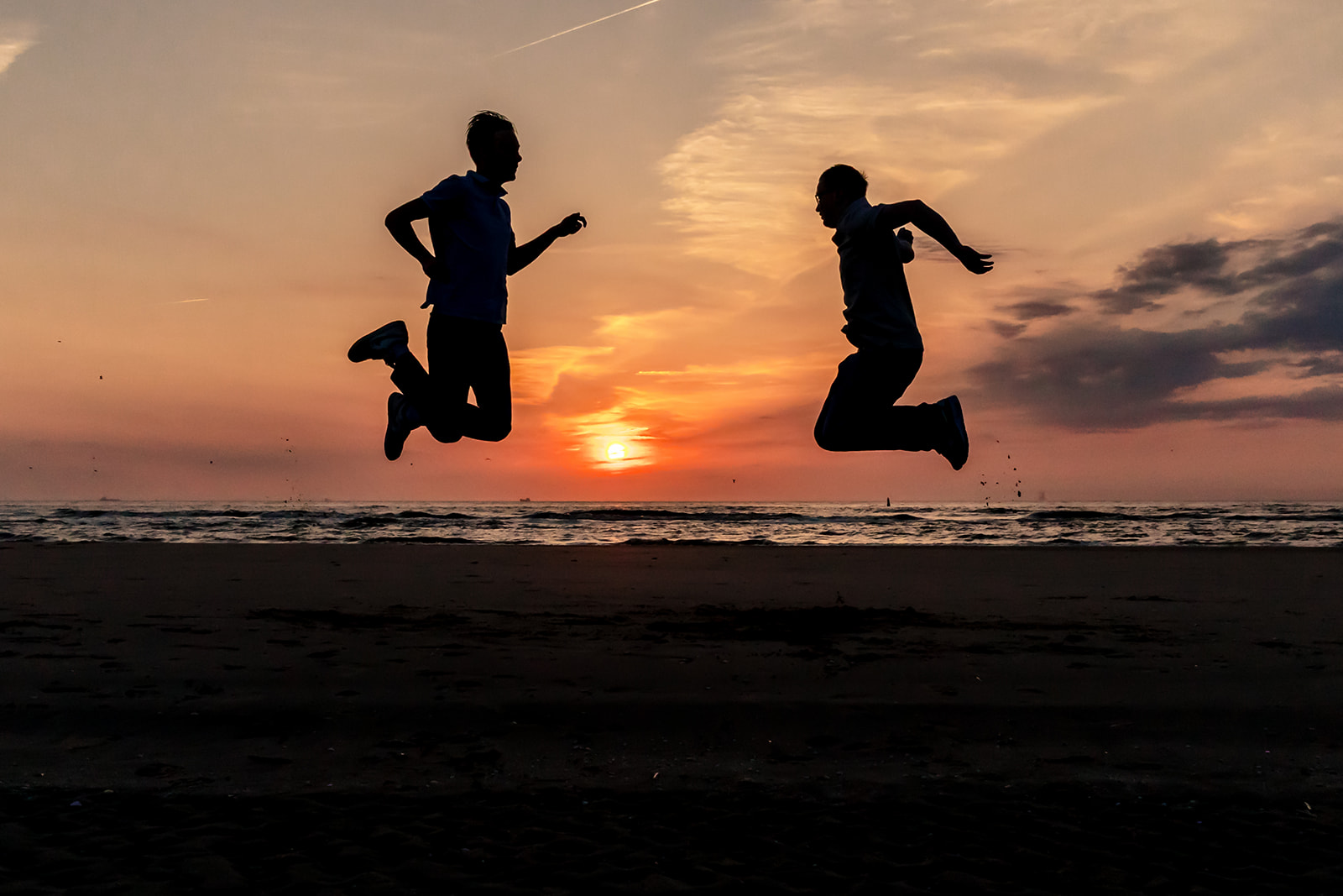 Gezinsshoot – vrolijk kindportret buiten in de zon